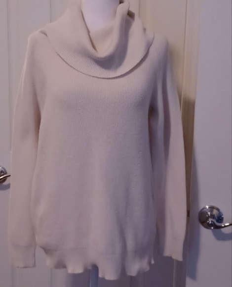 💙🌺Women's White/Cream Sweater - Picture 10 of 10